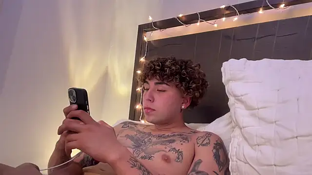 Snapshot of Youngjoshy chatting on December 25, 2024, 1:42 am Youngjoshy online show from December 25, 2024, 1:42 am