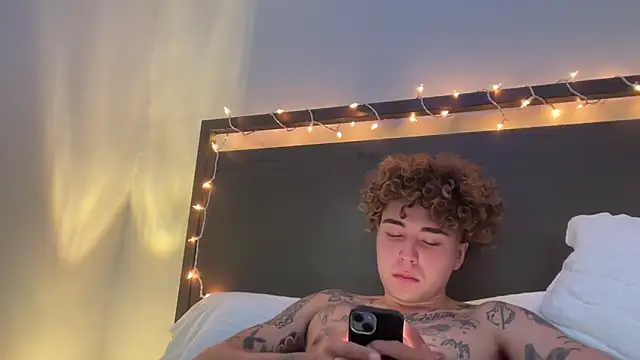 Snapshot of Youngjoshy chatting on December 25, 2024, 4:43 pm Youngjoshy online show from December 25, 2024, 4:43 pm