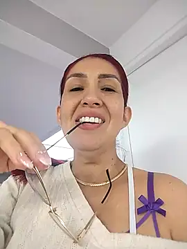 Snapshot of Perla_Franco chatting on October 16, 2025, 9:27 pm Perla Franco online show from October 16, 2025, 9:27 pm