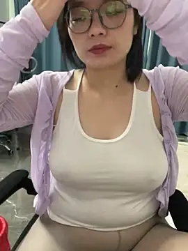 Snapshot of Bella0815 chatting on March 9, 2025, 6:17 am Bella0815 online show from March 9, 2025, 6:17 am