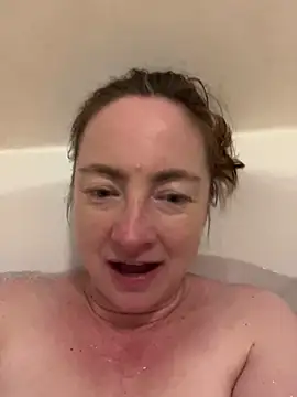 Snapshot of LouiseTswing chatting on December 9, 2024, 4:58 pm LouiseTswing online show from December 9, 2024, 4:58 pm