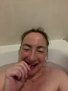 Snapshot of LouiseTswing chatting on January 8, 2025, 4:33 pm LouiseTswing online show from January 8, 2025, 4:33 pm