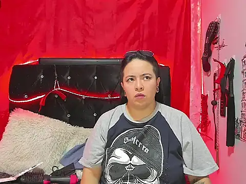 katieeandsharonn online show from November 19, 2025, 1:33 pm