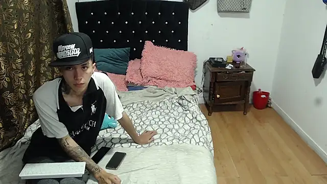 Snapshot of Kitty_and_jake chatting on December 13, 2024, 7:58 am Kitty and jake online show from December 13, 2024, 7:58 am