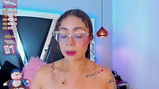 Snapshot of antonelllepiercee chatting on February 2, 2025, 11:51 am antonelllepiercee online show from February 2, 2025, 11:51 am