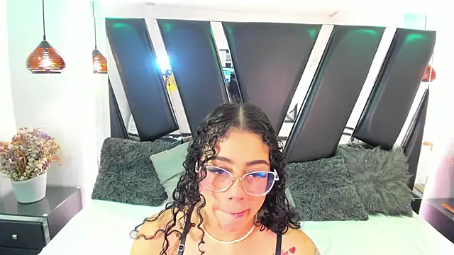 Snapshot of antonelllepiercee chatting on November 23, 2025, 11:32 am antonelllepiercee online show from November 23, 2025, 11:32 am