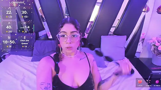 Snapshot of antonelllepiercee chatting on December 5, 2025, 11:30 am antonelllepiercee online show from December 5, 2025, 11:30 am