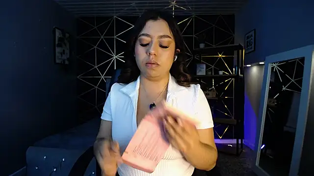 Snapshot of Lea_velle chatting on October 13, 2025, 4:45 am Lea velle online show from October 13, 2025, 4:45 am