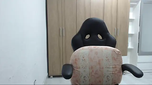 RoxanaLove9 online show from November 8, 2025, 1:28 am