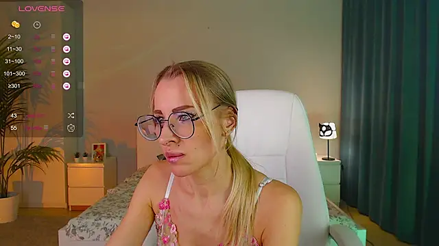 Snapshot of Fay_Dunaway chatting on February 9, 2025, 12:30 pm Fay Dunaway online show from February 9, 2025, 12:30 pm