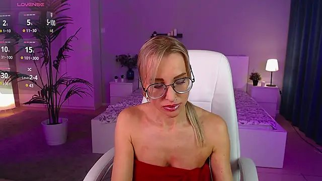 Snapshot of Fay_Dunaway chatting on March 10, 2025, 12:26 pm Fay Dunaway online show from March 10, 2025, 12:26 pm