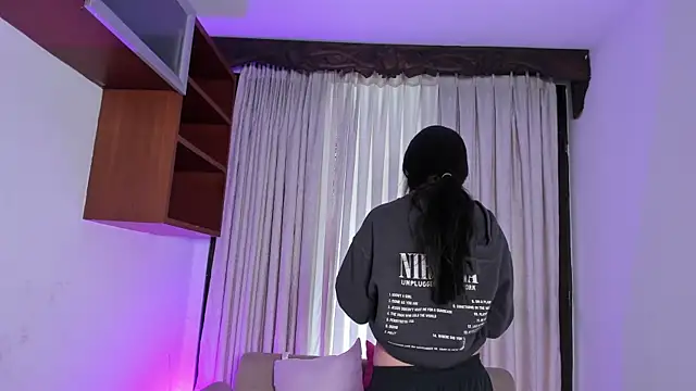 Snapshot of HannaRhodes chatting on November 14, 2025, 1:43 pm HannaRhodes online show from November 14, 2025, 1:43 pm