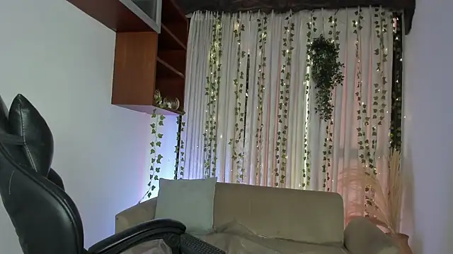 Snapshot of HannaRhodes chatting on November 19, 2025, 1:33 pm HannaRhodes online show from November 19, 2025, 1:33 pm