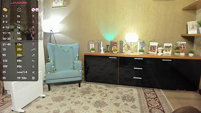 Snapshot of DarleneHatt chatting on October 5, 2025, 12:09 am DarleneHatt online show from October 5, 2025, 12:09 am