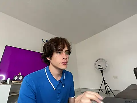 Snapshot of Ne0nn chatting on January 1, 2025, 9:31 pm Ne0nn online show from January 1, 2025, 9:31 pm