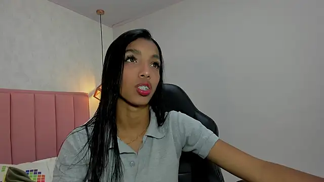 MAYROBERTSS online show from February 10, 2025, 12:18 pm