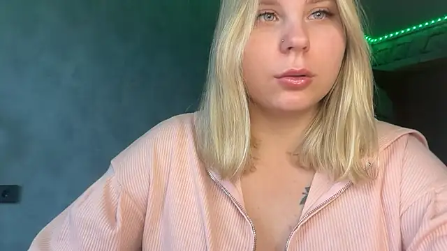 Snapshot of Thalia__Star chatting on November 20, 2025, 12:16 pm Thalia Star online show from November 20, 2025, 12:16 pm