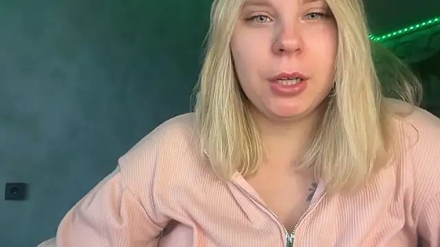 Snapshot of Thalia__Star chatting on December 3, 2025, 9:51 am Thalia Star online show from December 3, 2025, 9:51 am