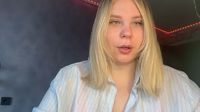 Snapshot of Thalia__Star chatting on December 14, 2025, 8:52 am Thalia Star online show from December 14, 2025, 8:52 am