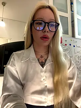 Snapshot of babydolll chatting on November 14, 2025, 1:32 pm babydolll online show from November 14, 2025, 1:32 pm