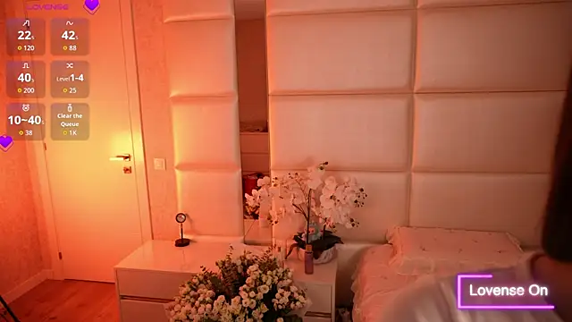 Lilly Colins online show from October 10, 2025, 6:18 pm