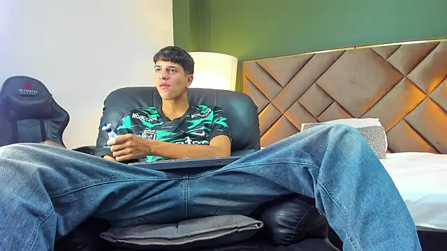 Snapshot of Tyler_Rodriguez chatting on October 31, 2025, 2:01 am Tyler Rodriguez online show from October 31, 2025, 2:01 am