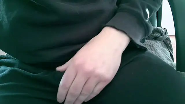 lovedoggy03 online show from October 19, 2025, 10:38 am