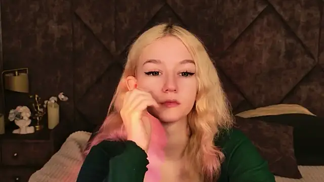 Snapshot of NaomiLoys chatting on November 10, 2025, 10:36 am NaomiLoys online show from November 10, 2025, 10:36 am