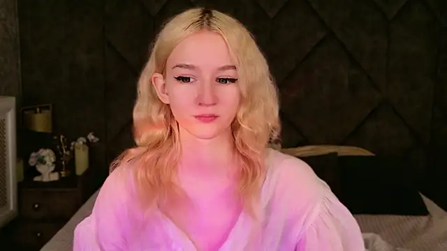 Snapshot of NaomiLoys chatting on November 14, 2025, 10:58 am NaomiLoys online show from November 14, 2025, 10:58 am