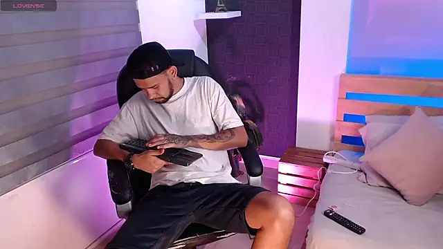 Snapshot of Bedobigcock chatting on January 7, 2025, 11:24 pm Bedobigcock online show from January 7, 2025, 11:24 pm