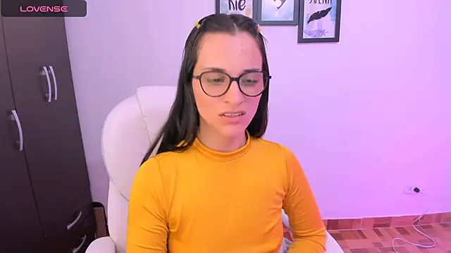 Snapshot of mariaan_m_ chatting on February 11, 2025, 11:44 pm mariaan m online show from February 11, 2025, 11:44 pm