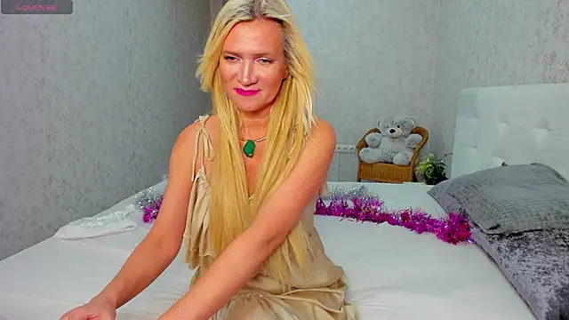 Luna  Lewis online show from December 27, 2024, 8:24 am