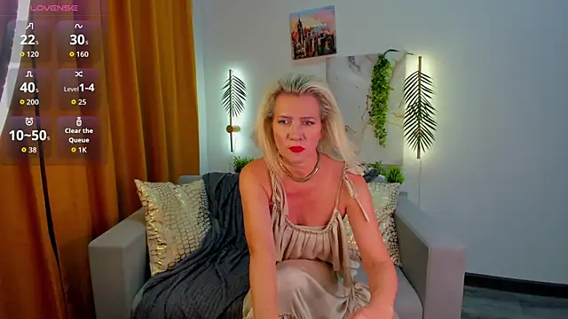 Luna  Lewis online show from September 18, 2025, 8:05 am