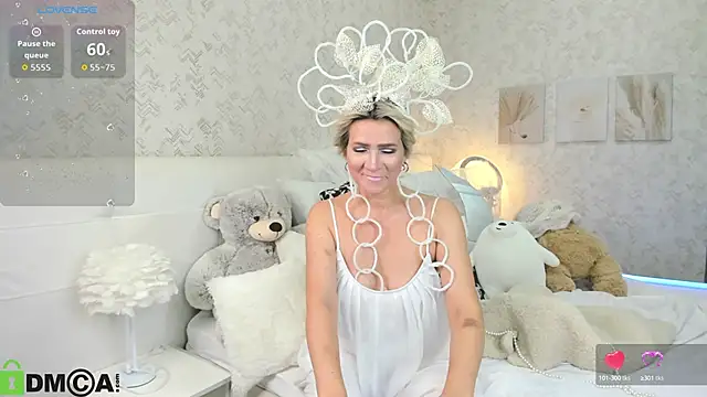 Luna  Lewis online show from October 13, 2025, 8:36 am