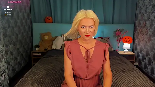 Luna  Lewis online show from October 29, 2025, 9:44 am