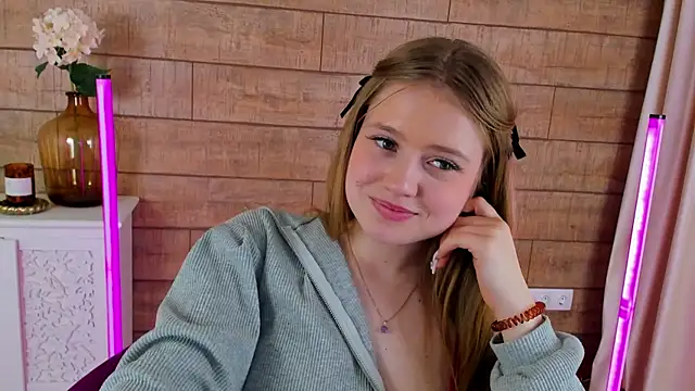 SelinSwarovski online show from March 18, 2025, 3:20 am