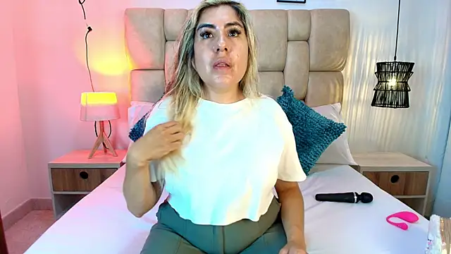 Snapshot of AdharaSmithh chatting on November 3, 2025, 7:15 pm AdharaSmithh online show from November 3, 2025, 7:15 pm