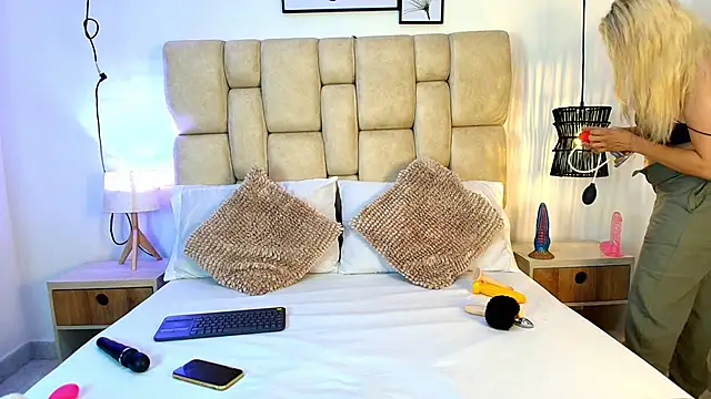 Snapshot of AdharaSmithh chatting on November 18, 2025, 7:18 pm AdharaSmithh online show from November 18, 2025, 7:18 pm