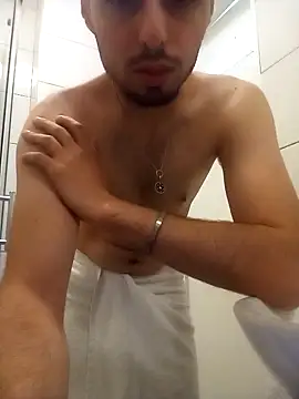 Snapshot of Raze_Elusive chatting on October 9, 2025, 10:52 pm Raze Elusive online show from October 9, 2025, 10:52 pm