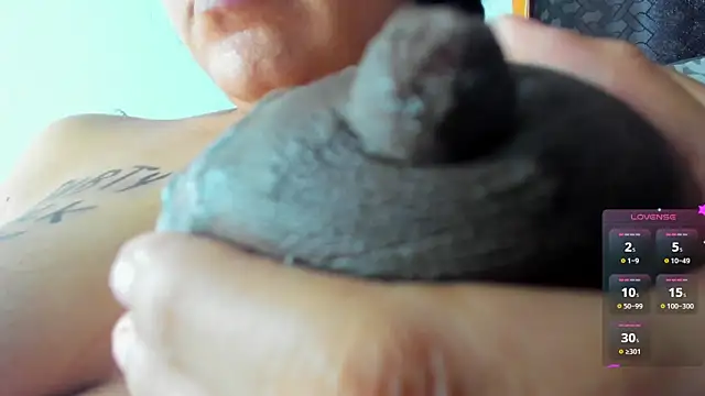 Snapshot of Venus_Blackk chatting on March 14, 2025, 10:49 pm Venus Blackk online show from March 14, 2025, 10:49 pm