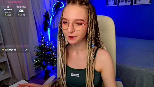 Snapshot of VioletShine chatting on December 24, 2024, 2:33 pm VioletShine online show from December 24, 2024, 2:33 pm