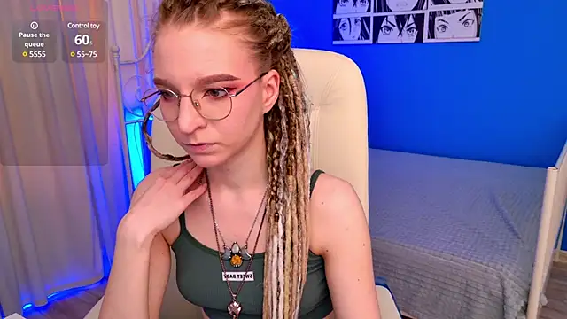 Snapshot of VioletShine chatting on March 9, 2025, 9:35 am VioletShine online show from March 9, 2025, 9:35 am