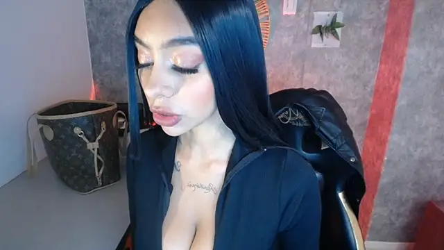 Snapshot of Tiffanny chatting on December 19, 2024, 12:23 pm Tiffanny online show from December 19, 2024, 12:23 pm