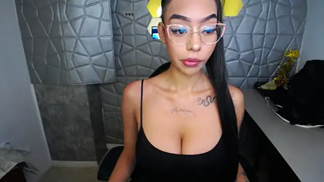 Snapshot of Tiffanny chatting on March 7, 2025, 12:23 pm Tiffanny online show from March 7, 2025, 12:23 pm