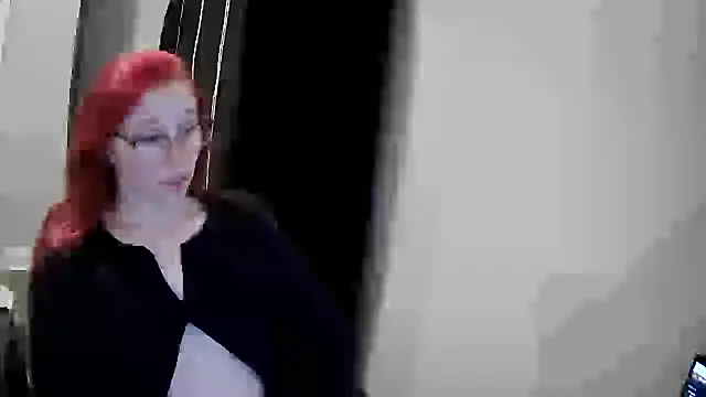 Snapshot of LilyFoxxx chatting on December 4, 2024, 5:16 am LilyFoxxx online show from December 4, 2024, 5:16 am