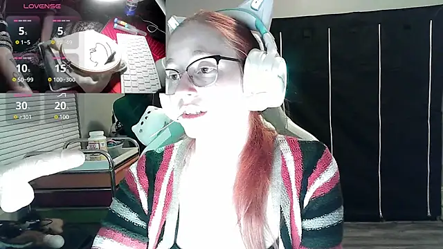 Snapshot of LilyFoxxx chatting on January 4, 2025, 4:44 am LilyFoxxx online show from January 4, 2025, 4:44 am