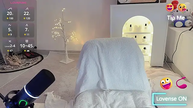 Unique-yiyi online show from February 13, 2025, 2:20 pm