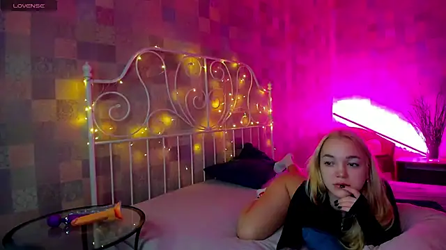 Snapshot of Christy_Little chatting on February 1, 2025, 2:37 am Christy Little online show from February 1, 2025, 2:37 am