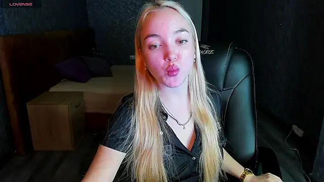 Snapshot of Christy_Little chatting on February 28, 2025, 8:20 am Christy Little online show from February 28, 2025, 8:20 am