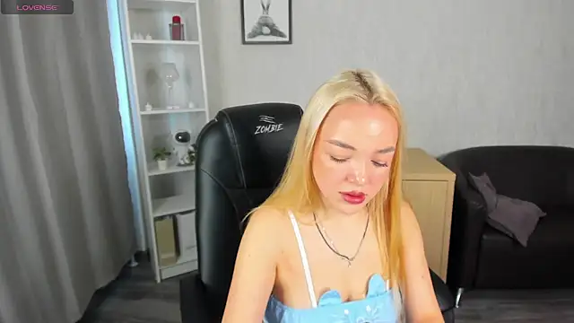 Snapshot of Christy_Little chatting on March 5, 2025, 7:38 am Christy Little online show from March 5, 2025, 7:38 am